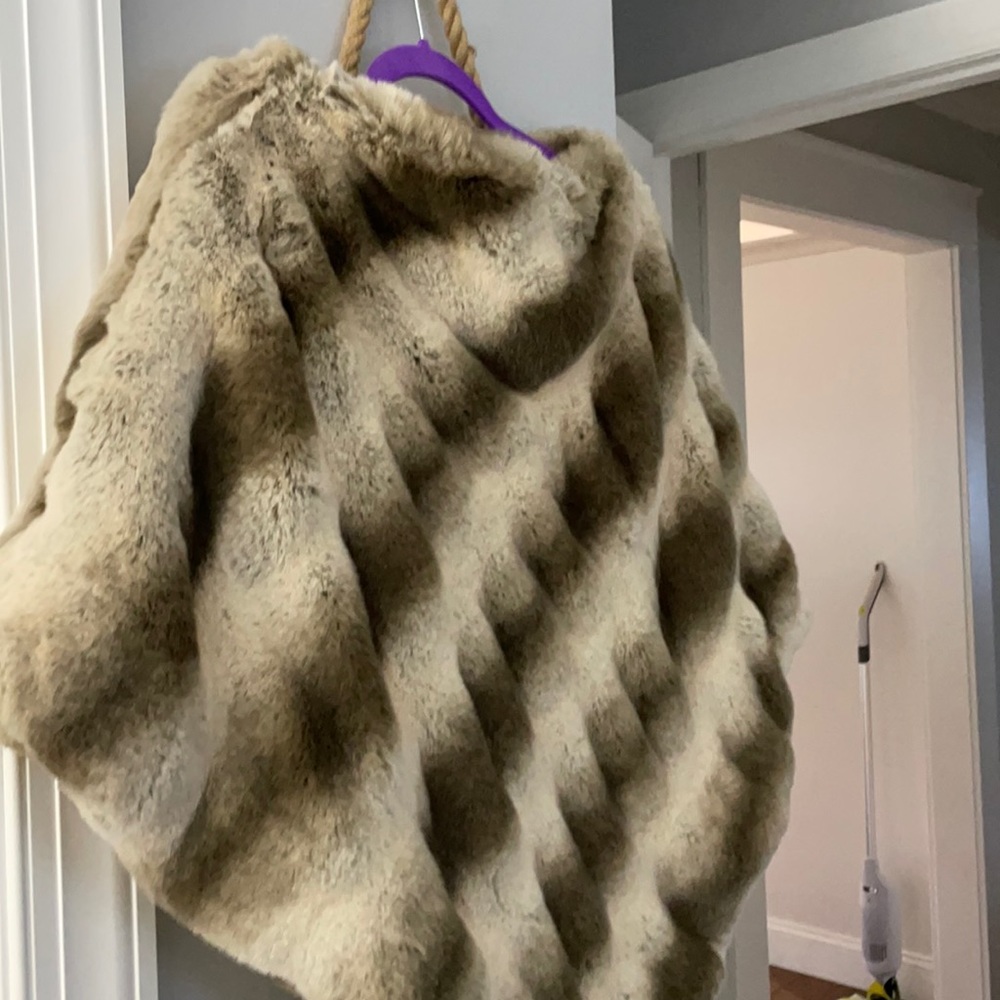 Faux Fur poncho chinchilla